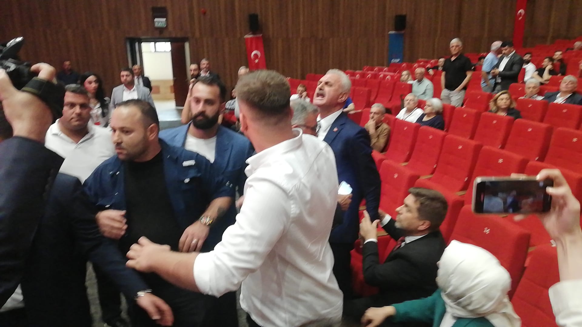 Birkan Koçak’tan Nail Çiler’e: Sen kimsin? Daha dün ısmarlama geldin bu partiye! - Resim : 3