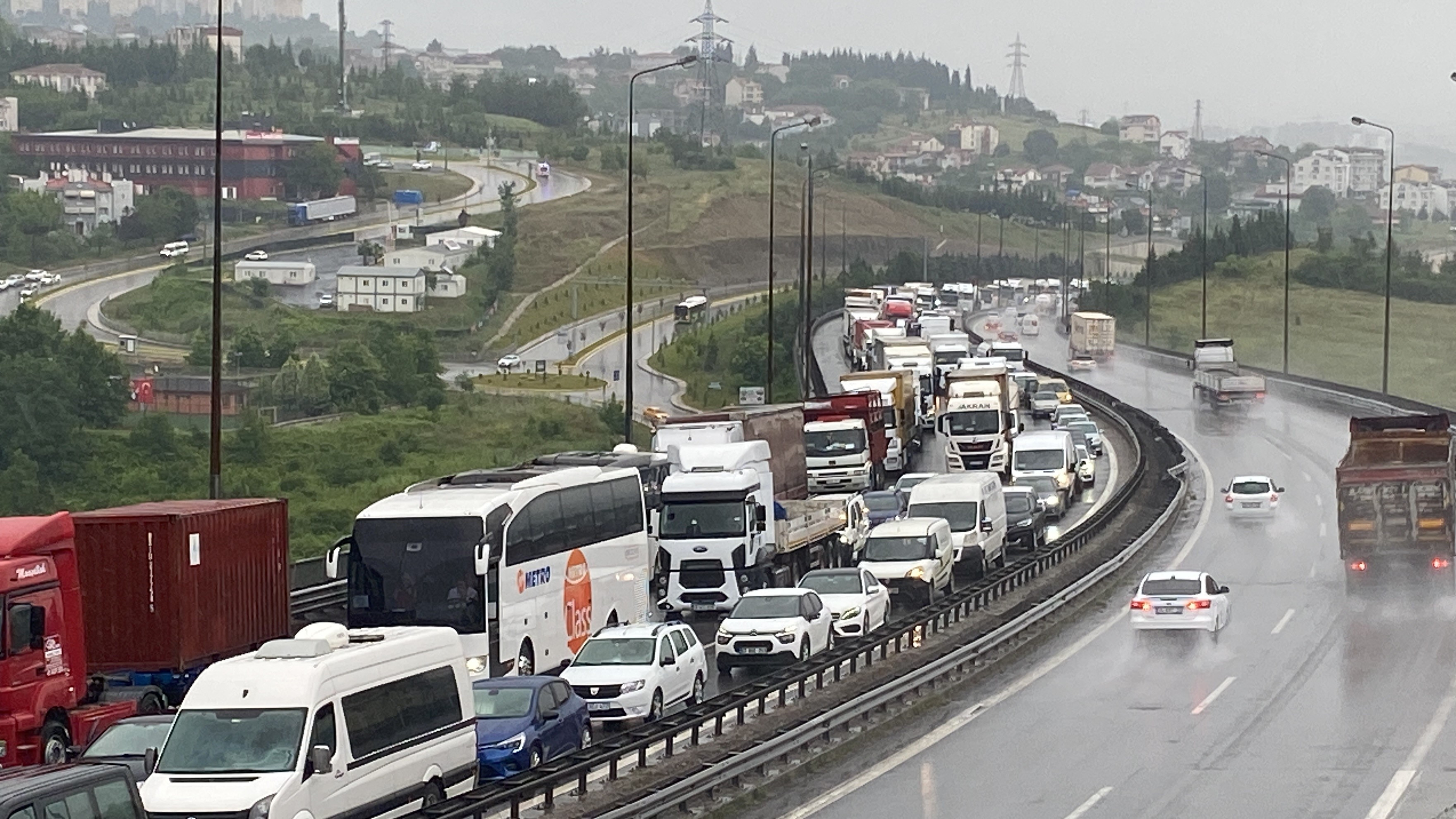 İzmit’te tır kazası trafiği kapattı! - Resim : 1