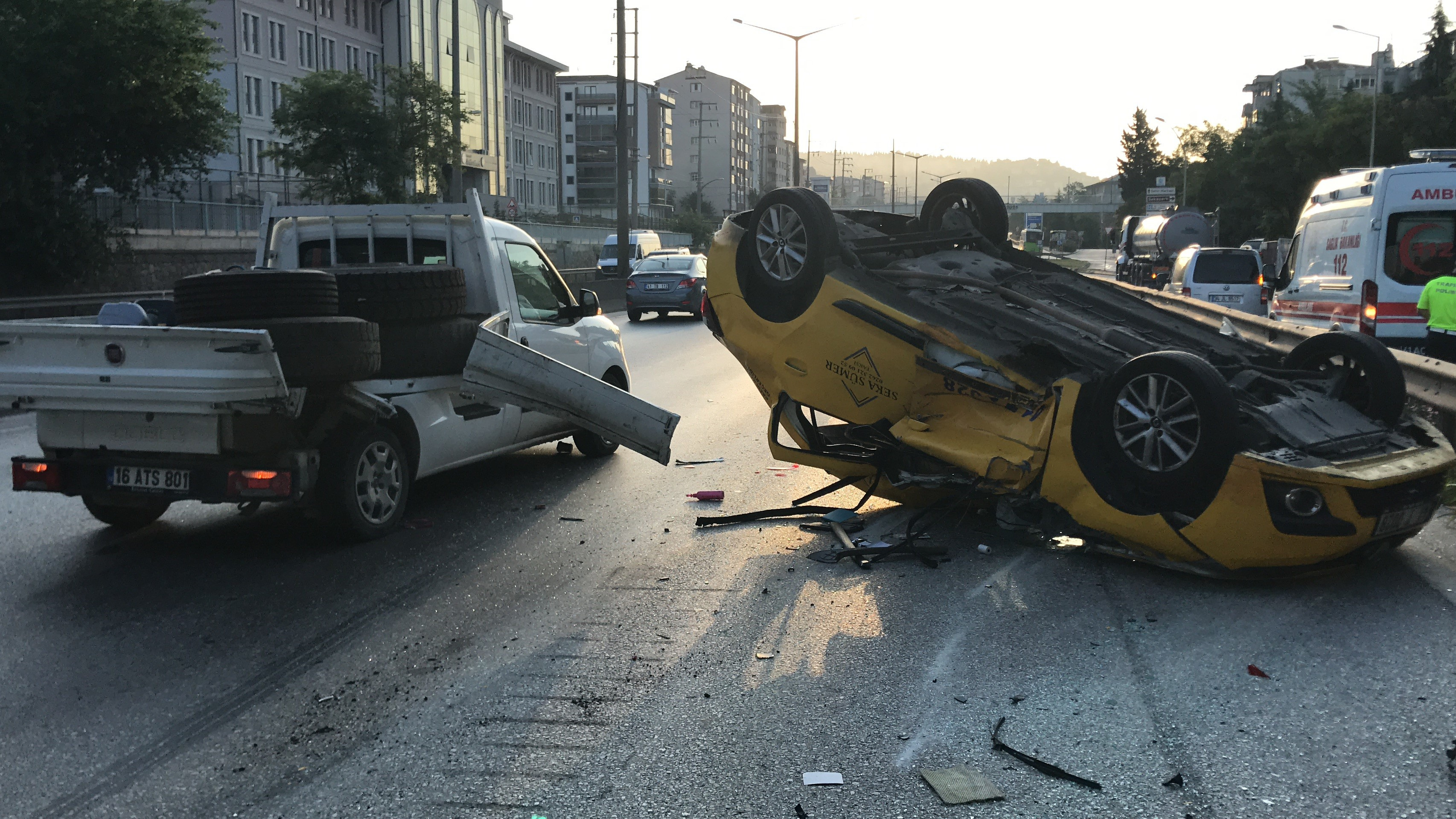 Yenidoğan’da taksi takla attı! - Resim : 2