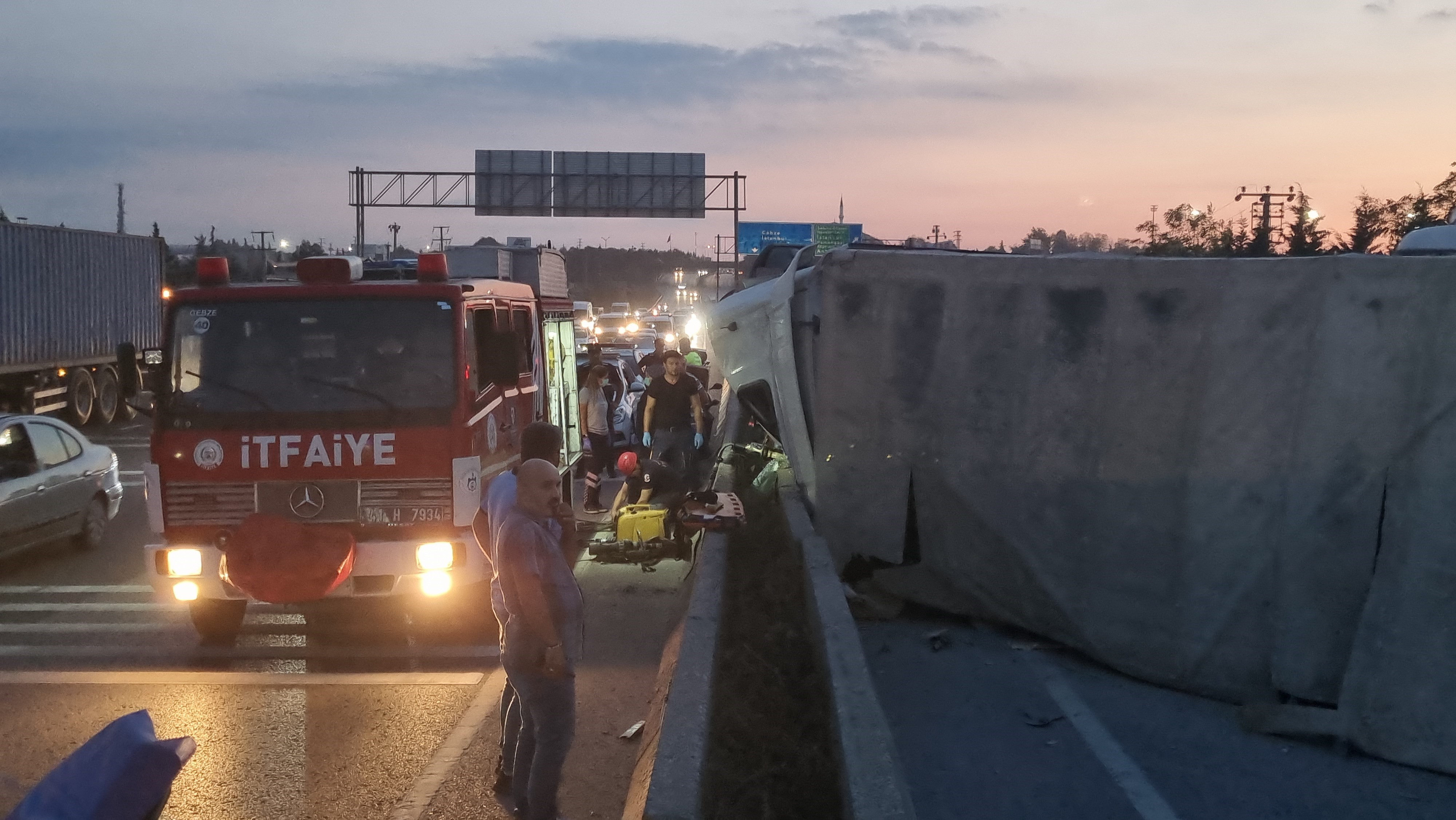 Devrilen tırdan bira kutuları çıktı! - Resim : 2