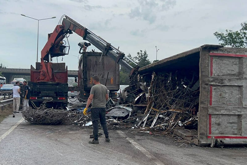 Kocaeli'de devrilen hurda yüklü