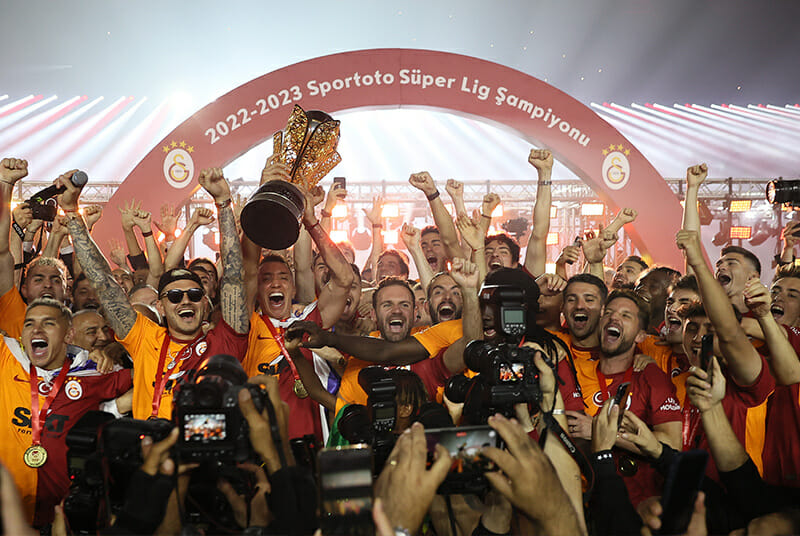 Galatasaray şampiyonluk kupasına kavuştu!