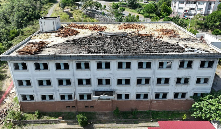 Donanma Mahallesi'ndeki harabe halde