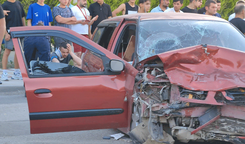 Hafif ticari araç ile otomobil kafa kafaya çarpıştı: 6 yaralı