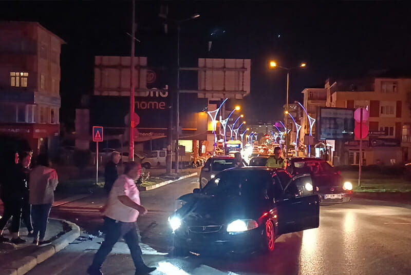 Kocaeli’de kavşakta iki araç çarpıştı! Trafikte uzun kuyruklar oluştu