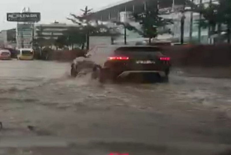 Komşuyu sağanak feci vurdu! Ağaçlar devrildi, otoparklar şelaleye, yollar göle döndü