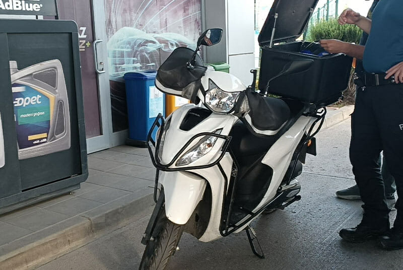 Motosiklette dengesini kaybedip düştü