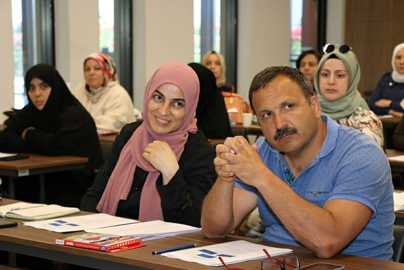 Öğrenciler karne aldı! Ebeveynler okula başladı