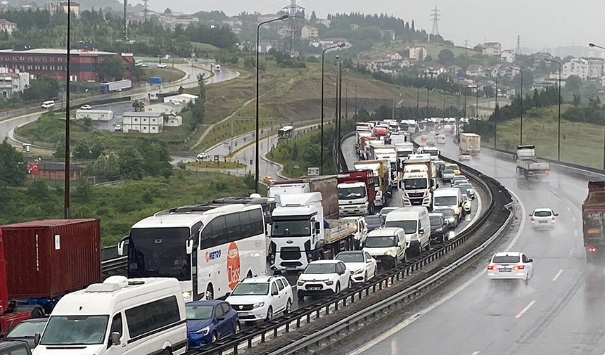 İzmit’te tır kazası trafiği kapattı!