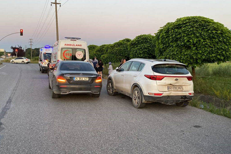 Trafik ışıklarında iki araç çarpıştı: 2 yaralı