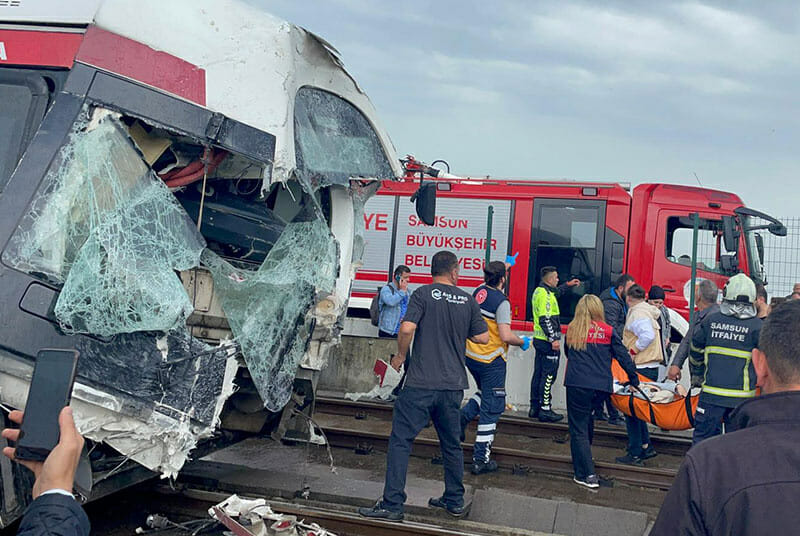 Tramvaylar kafa kafaya çarpıştı! Çok sayıda yaralı…