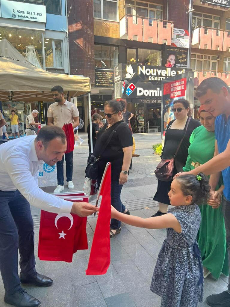 Ülkü Ocaklarından vatandaşa Türk bayrağı - Resim : 4