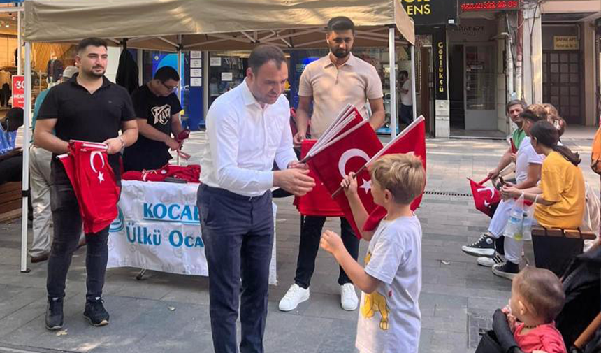 Ülkü Ocaklarından vatandaşa Türk bayrağı