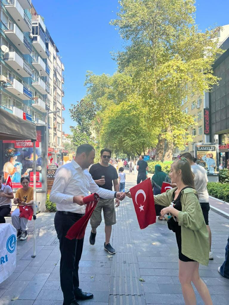 Ülkü Ocaklarından vatandaşa Türk bayrağı - Resim : 8