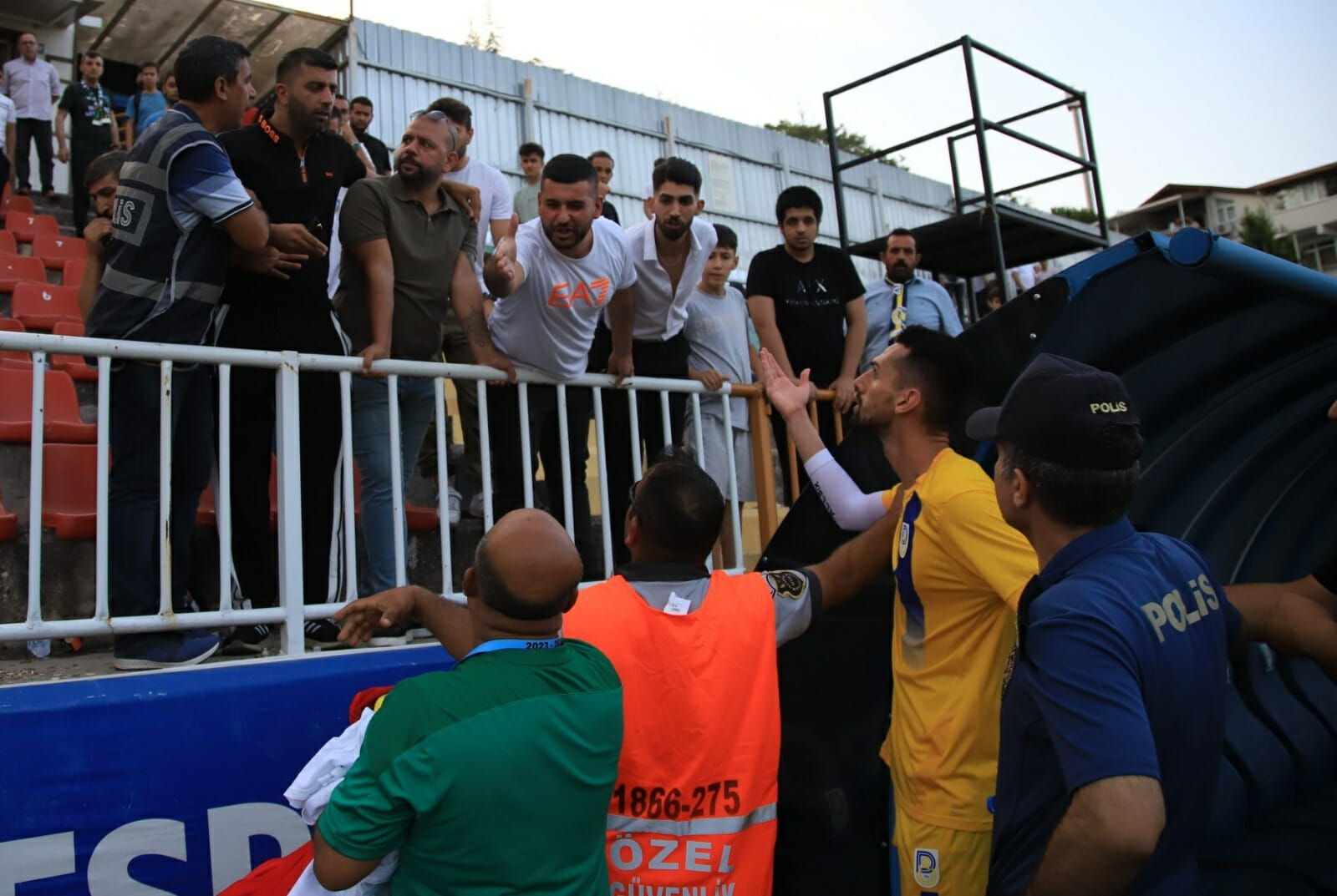 Alpay Çelebi ile taraftarın arasını bulun… İlk maçtan olmaz - Resim : 2