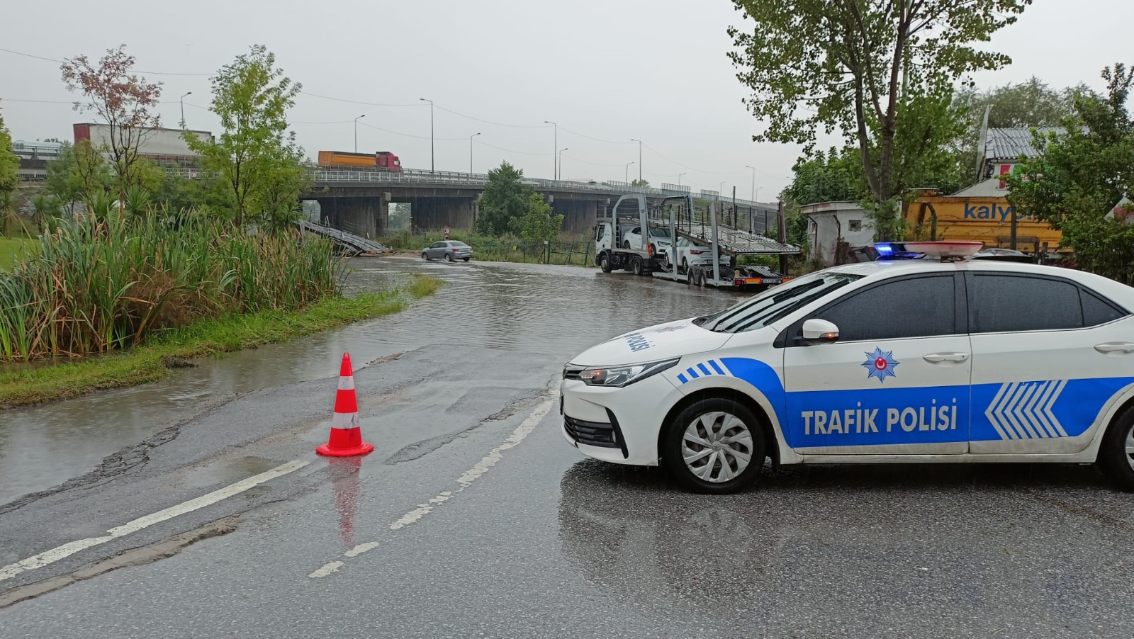 Yağmur suyu yolu trafiğe kapattı - Resim : 1