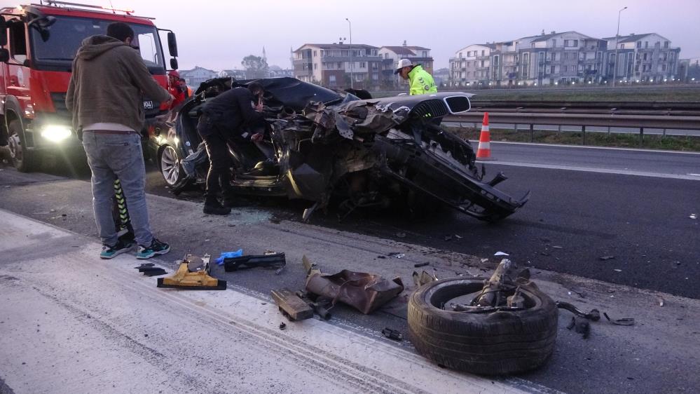 Kamyona çarpan otomobil kağıt gibi ezildi: 1 ölü, 2 yaralı - Resim : 2