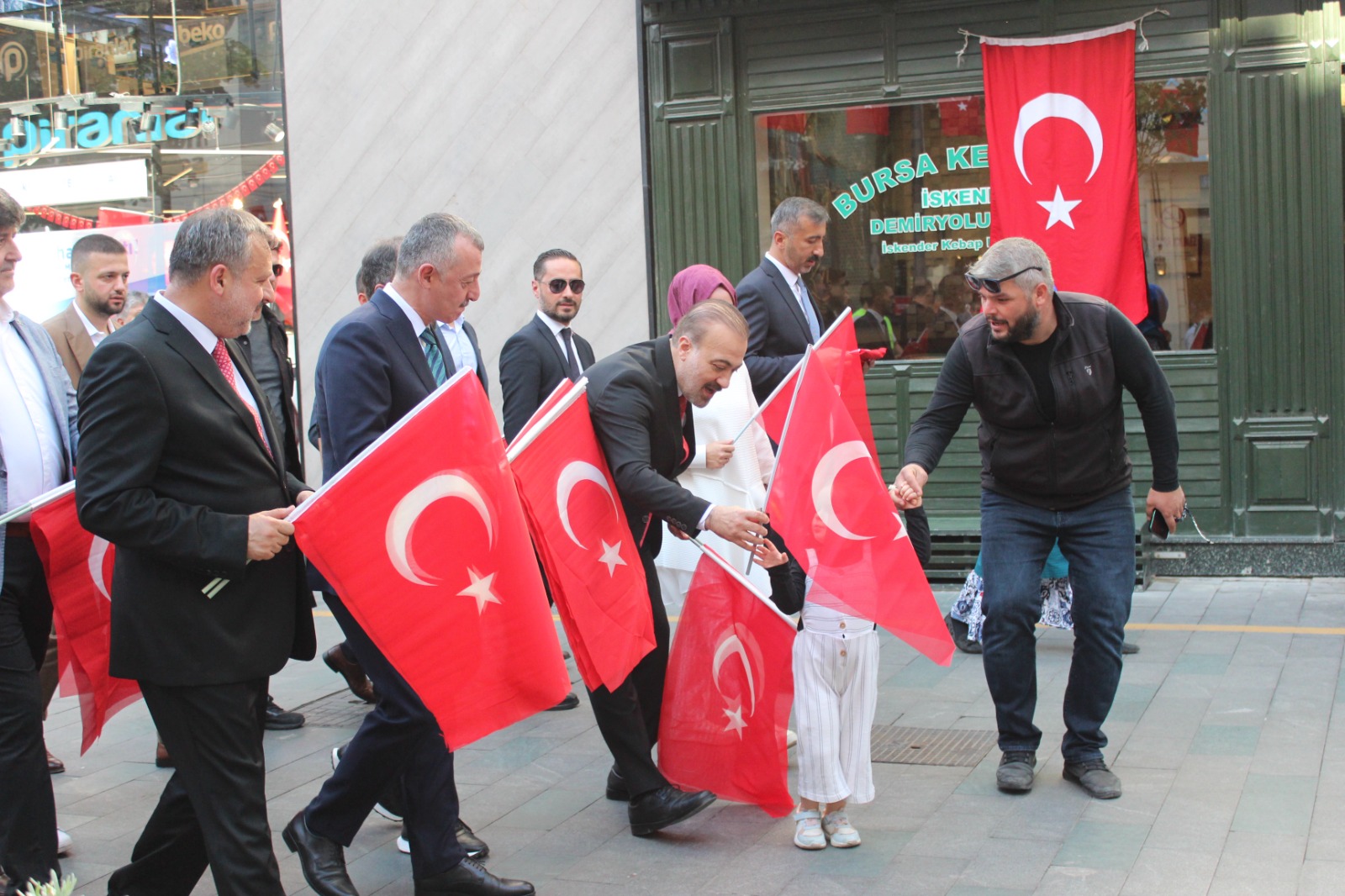 100’üncü yıl bayraklarla kutlanıyor! - Resim : 15