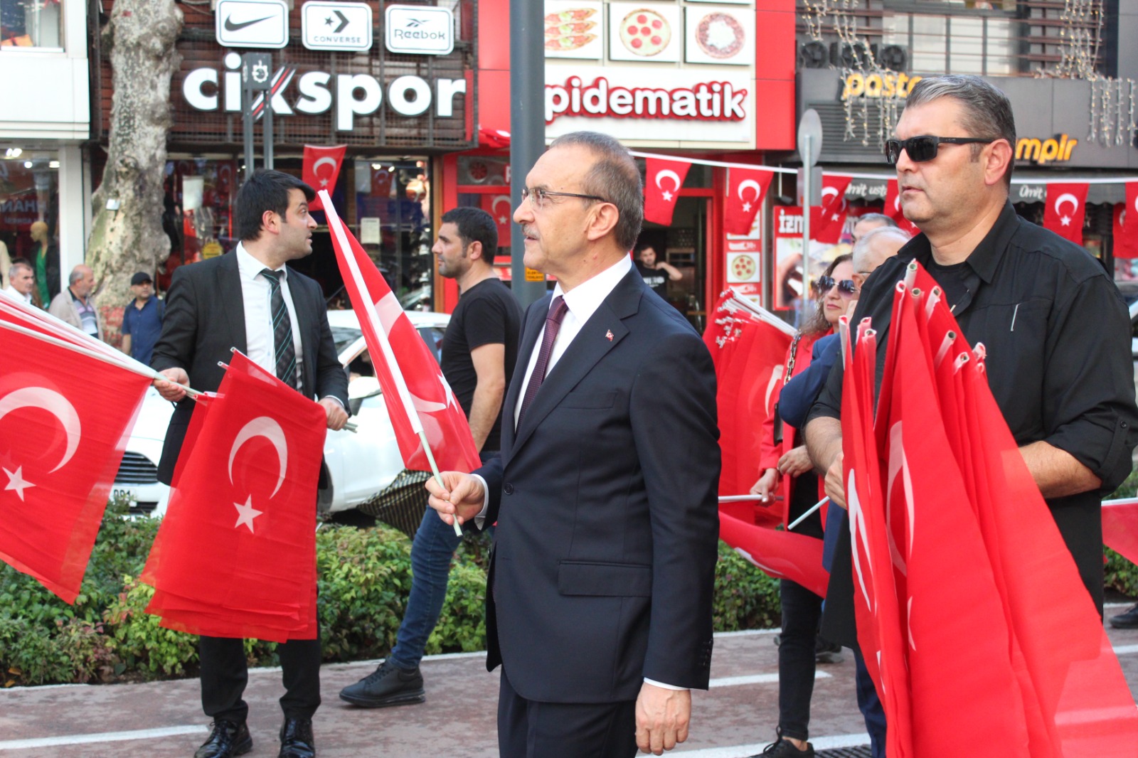 100’üncü yıl bayraklarla kutlanıyor! - Resim : 13