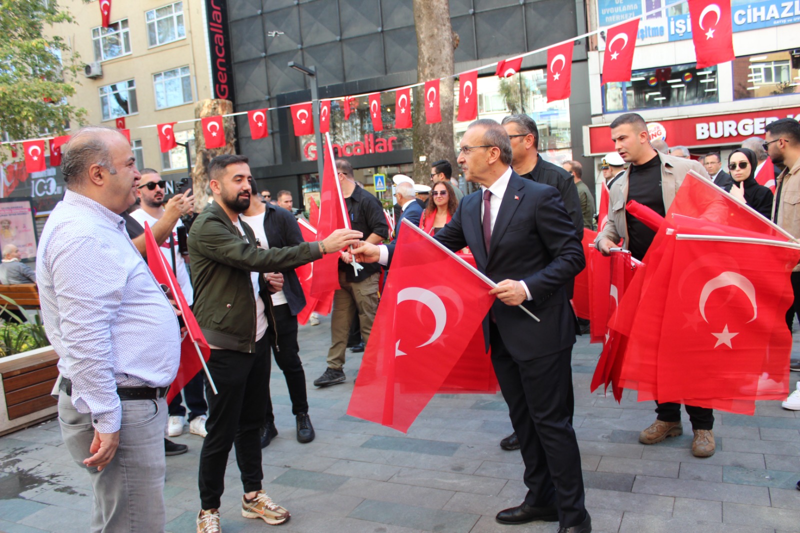 100’üncü yıl bayraklarla kutlanıyor! - Resim : 14