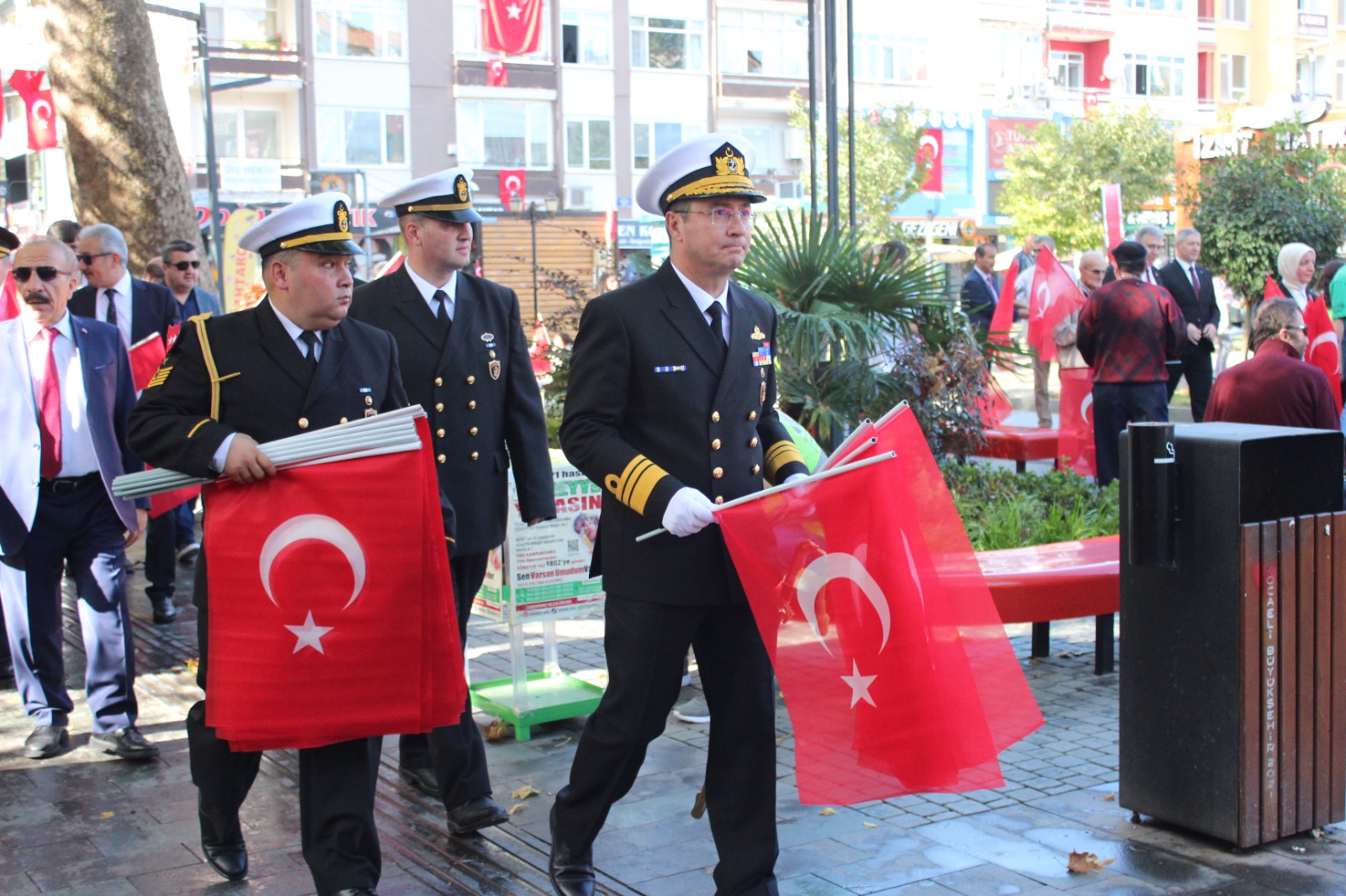 100’üncü yıl bayraklarla kutlanıyor! - Resim : 11