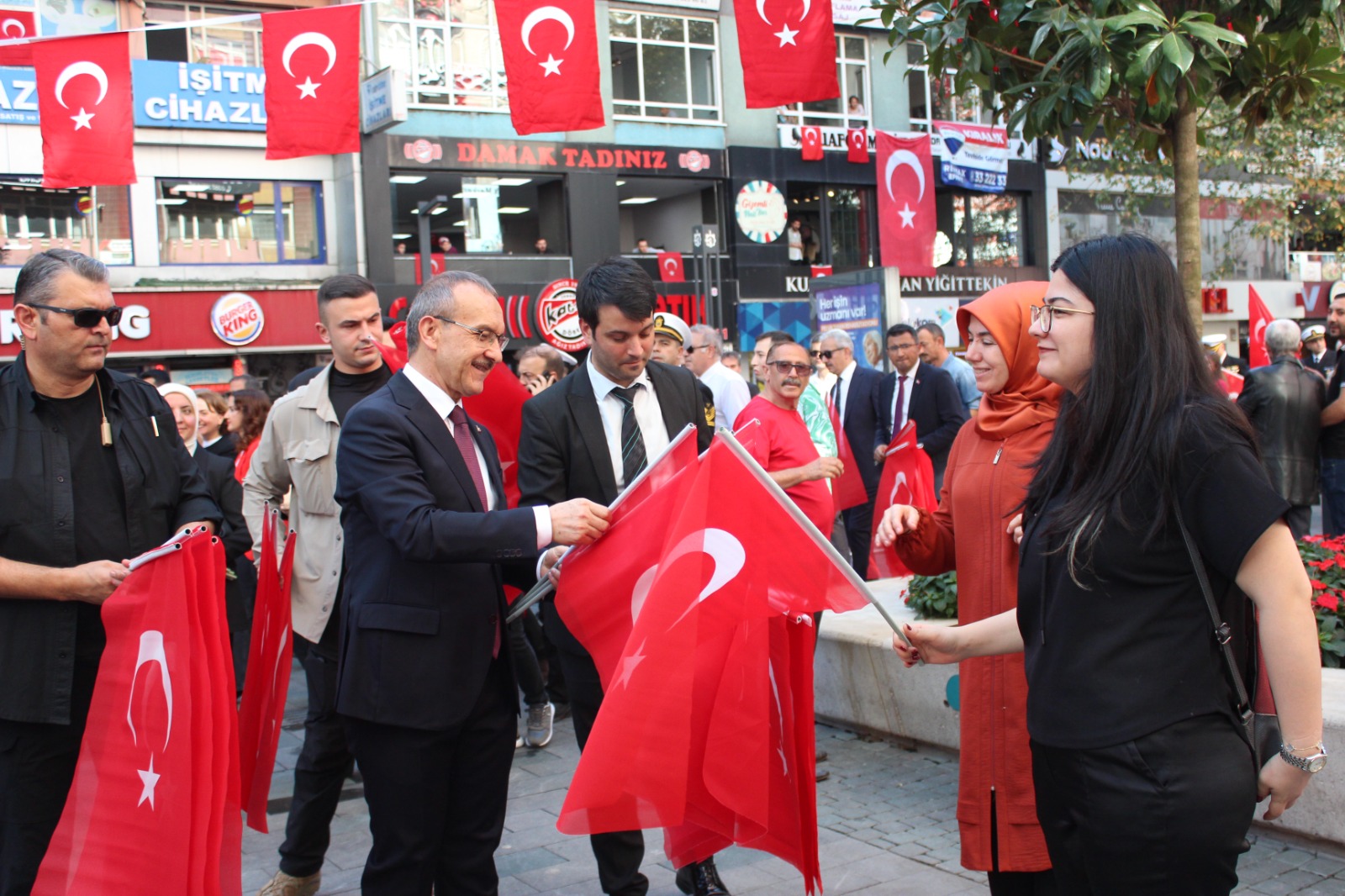 100’üncü yıl bayraklarla kutlanıyor! - Resim : 12