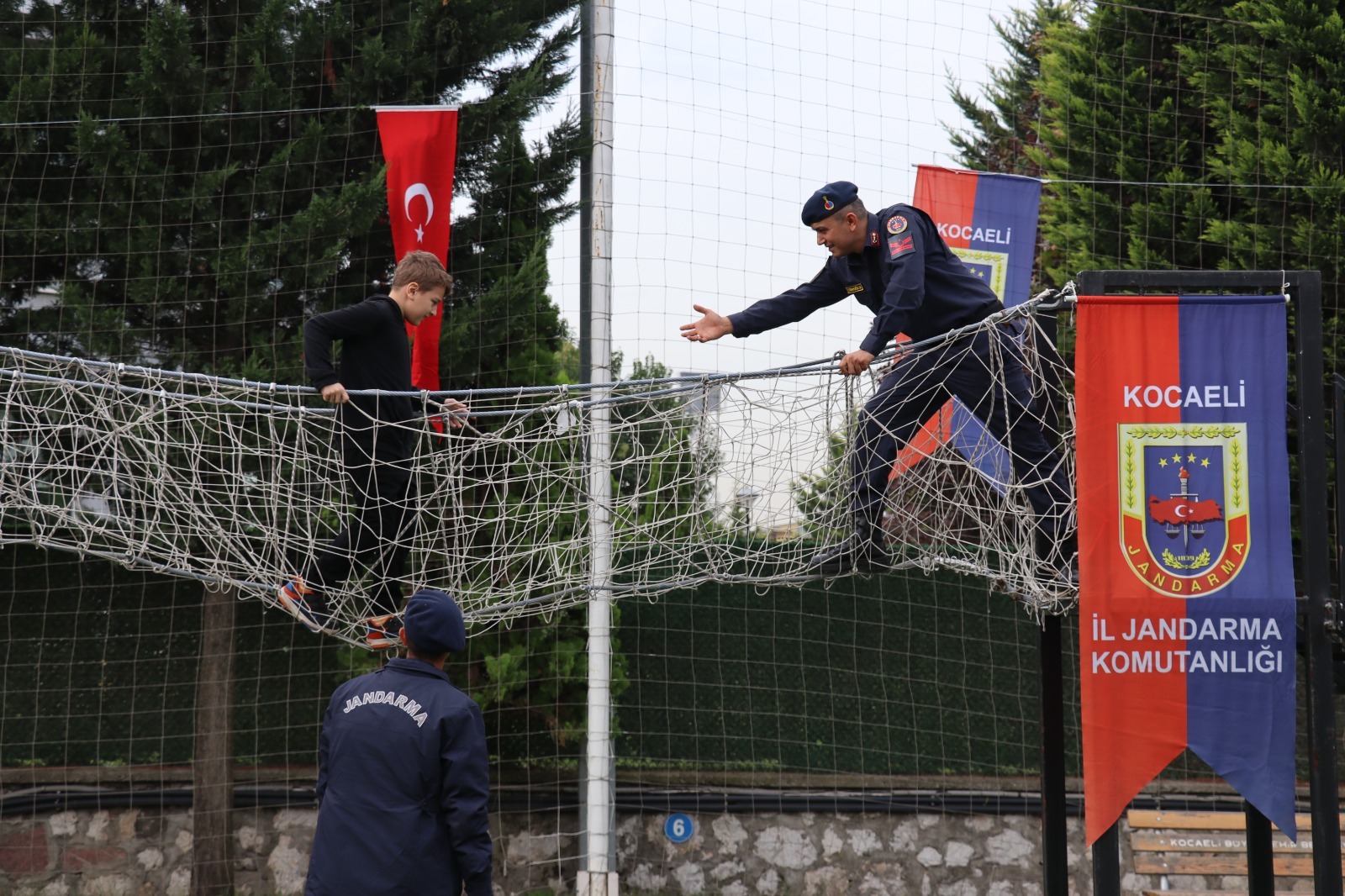 Cumhuriyetin 100.yılını 100 öğrenci ile kutladılar - Resim : 11