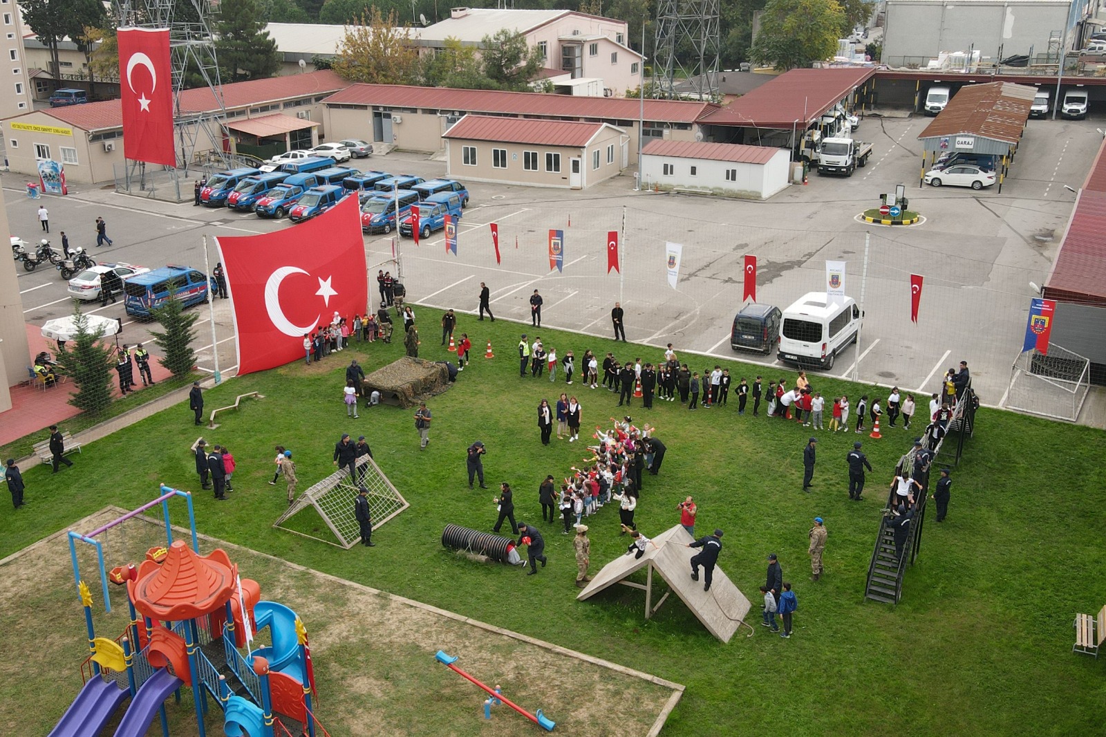 Cumhuriyetin 100.yılını 100 öğrenci ile kutladılar - Resim : 12