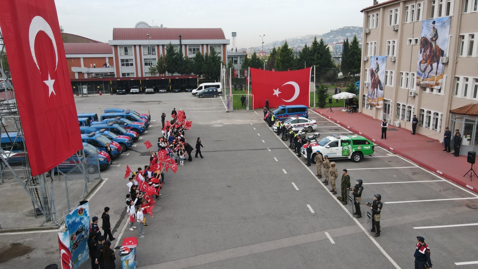 Cumhuriyetin 100.yılını 100 öğrenci ile kutladılar - Resim : 14