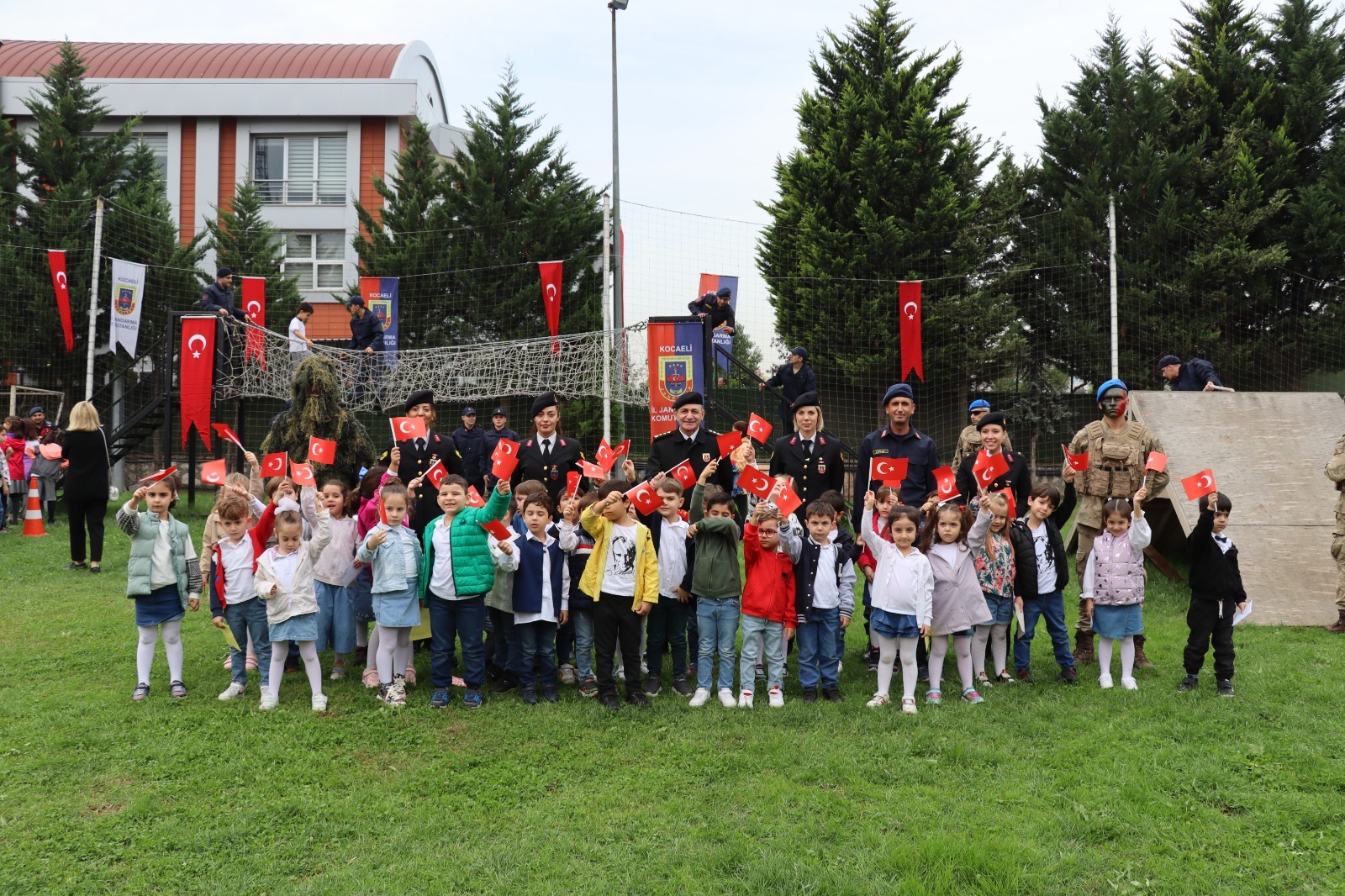 Cumhuriyetin 100.yılını 100 öğrenci ile kutladılar - Resim : 5