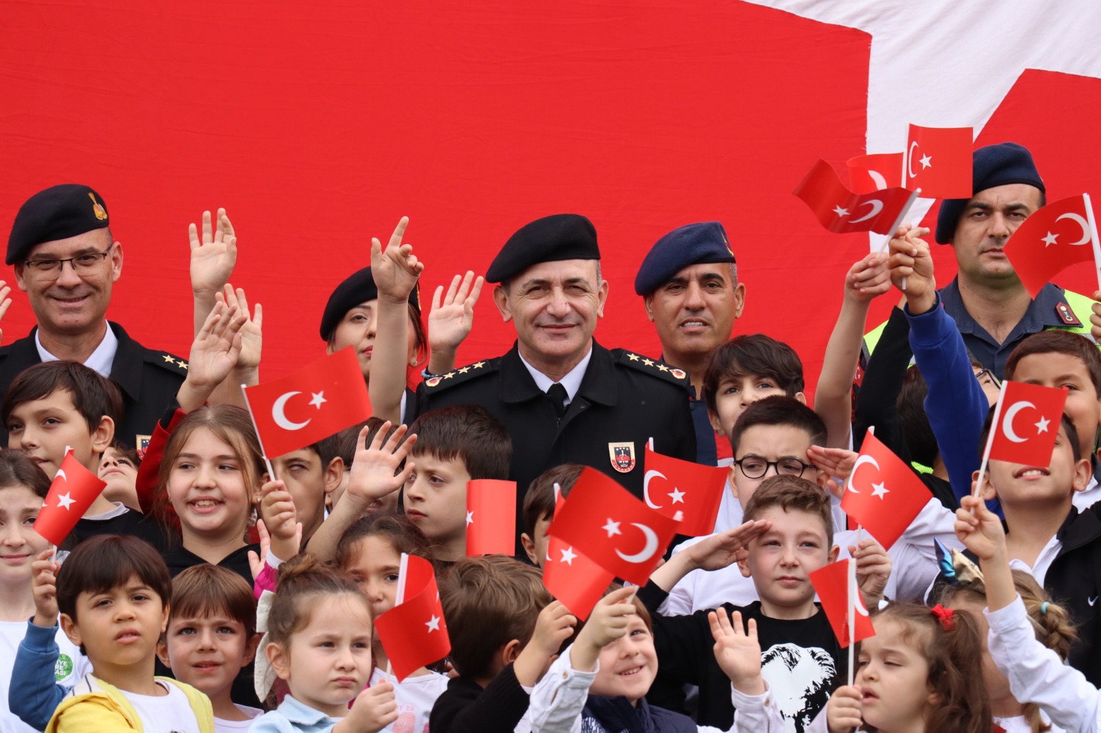 Cumhuriyetin 100.yılını 100 öğrenci ile kutladılar - Resim : 6