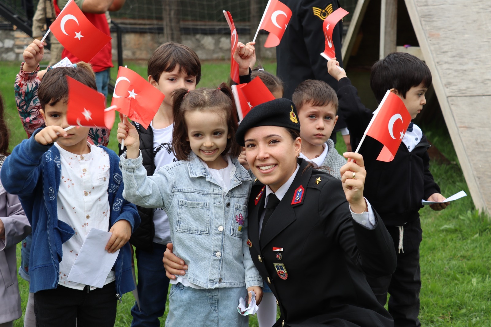 Cumhuriyetin 100.yılını 100 öğrenci ile kutladılar - Resim : 7