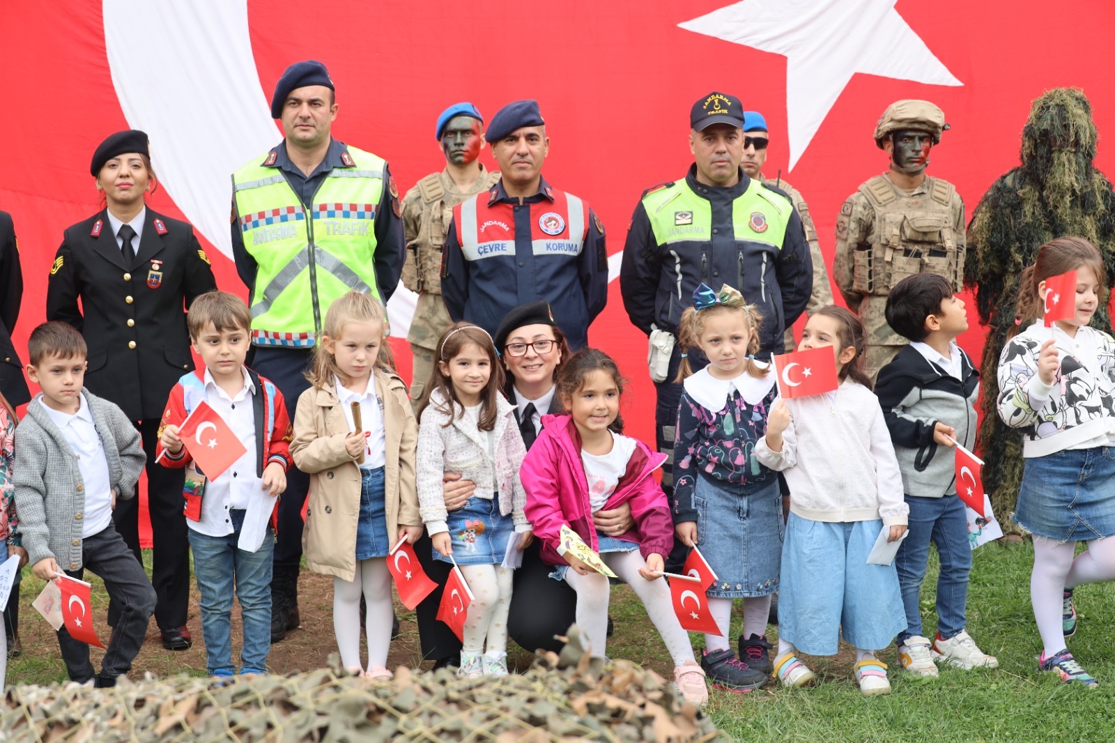 Cumhuriyetin 100.yılını 100 öğrenci ile kutladılar - Resim : 2