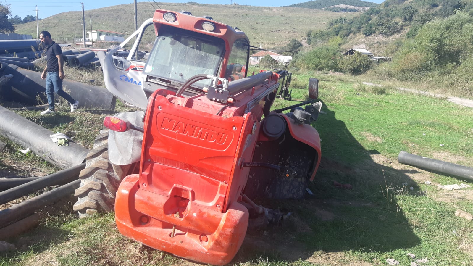 Frenleri boşalan iş makinası şarampole yuvarlandı: 1 yaralı - Resim : 2