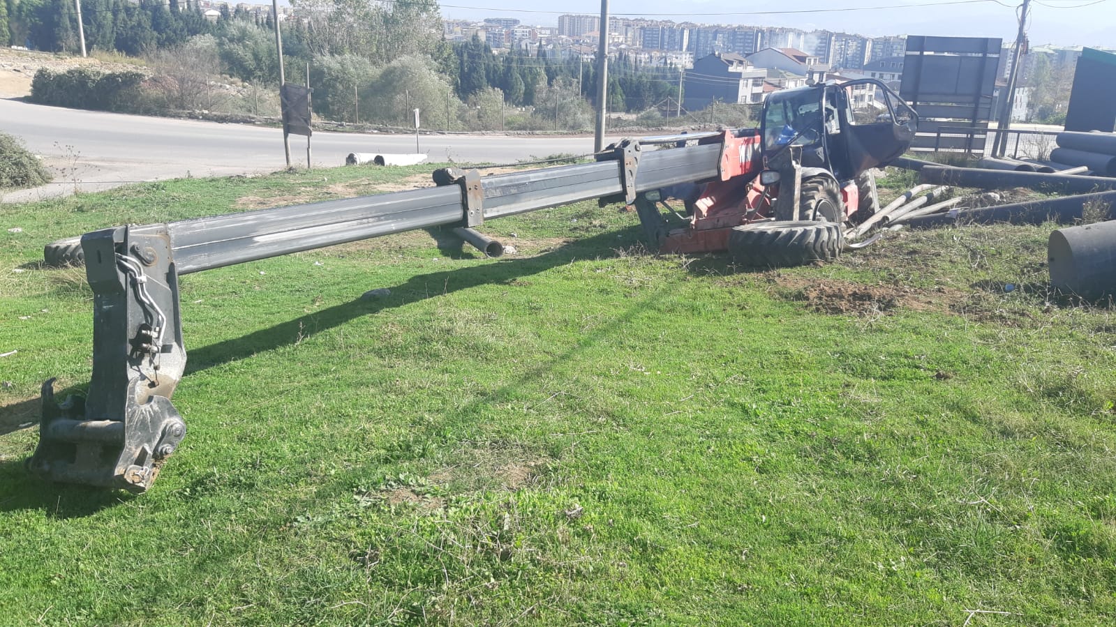 Frenleri boşalan iş makinası şarampole yuvarlandı: 1 yaralı - Resim : 1