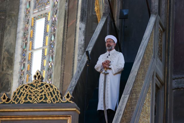 Diyanet İşleri Başkanı Erbaş, Ayasofya Camii’nde Filistin için elinde kılıçla hutbe okudu