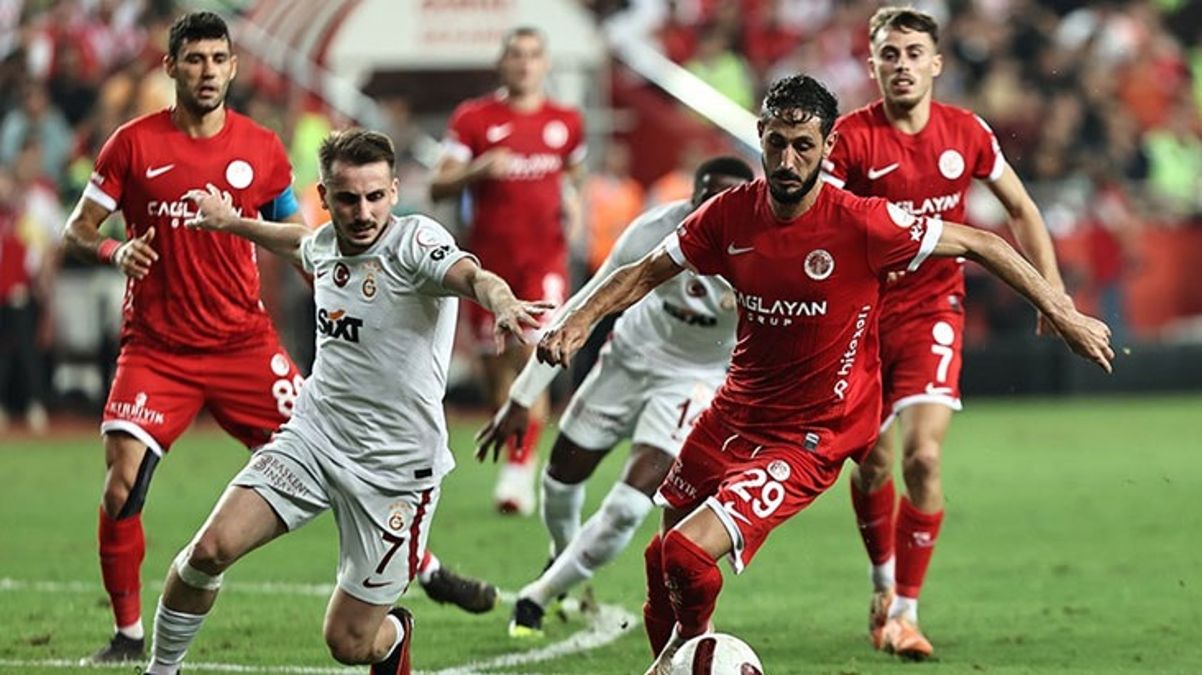 Filistin için saygı duruşu yapmak istemeyen 2 Süper Lig yıldızı maça çıkmama kararı aldı