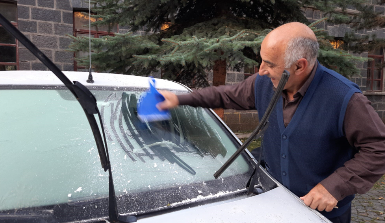 Hava sıcaklığı eksi 5 dereceyi gördü, araçların camları buz tuttu