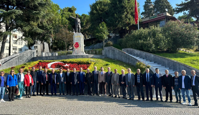 Muhtarlardan çelenk ve saygı duruşu