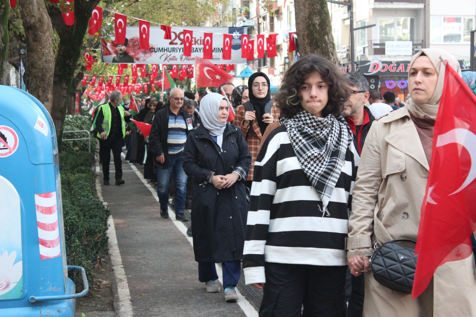 Kocaeli’de yüzlerce metrelik insan zinciri! - Resim : 4