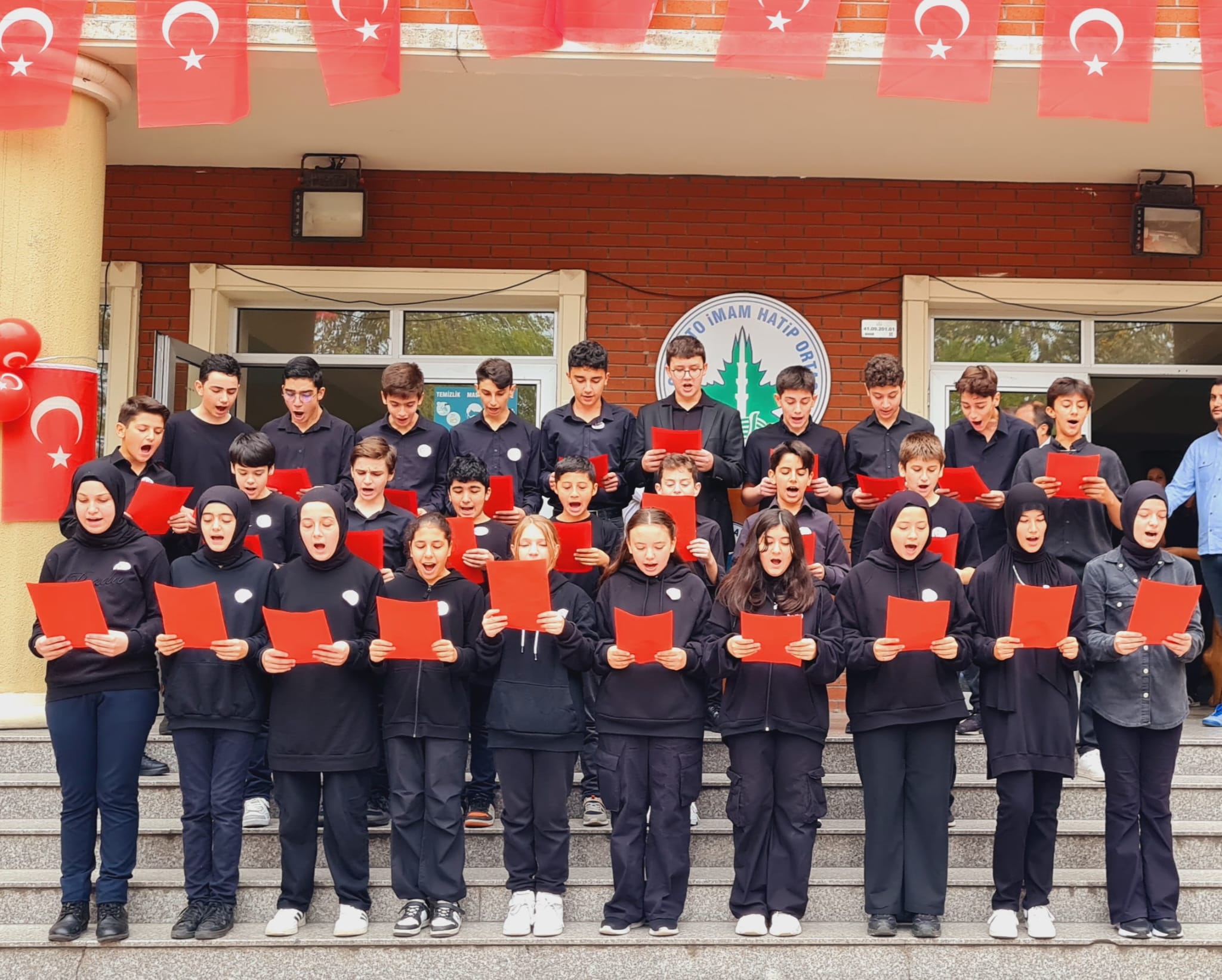 Nuh Çimento İmam Hatip Ortaokulu'nda coşkulu 29 Ekim gösterisi - Resim : 1