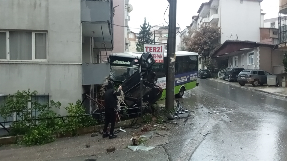 Gölcük'te freni boşalan otobüs eve daldı - Resim : 2