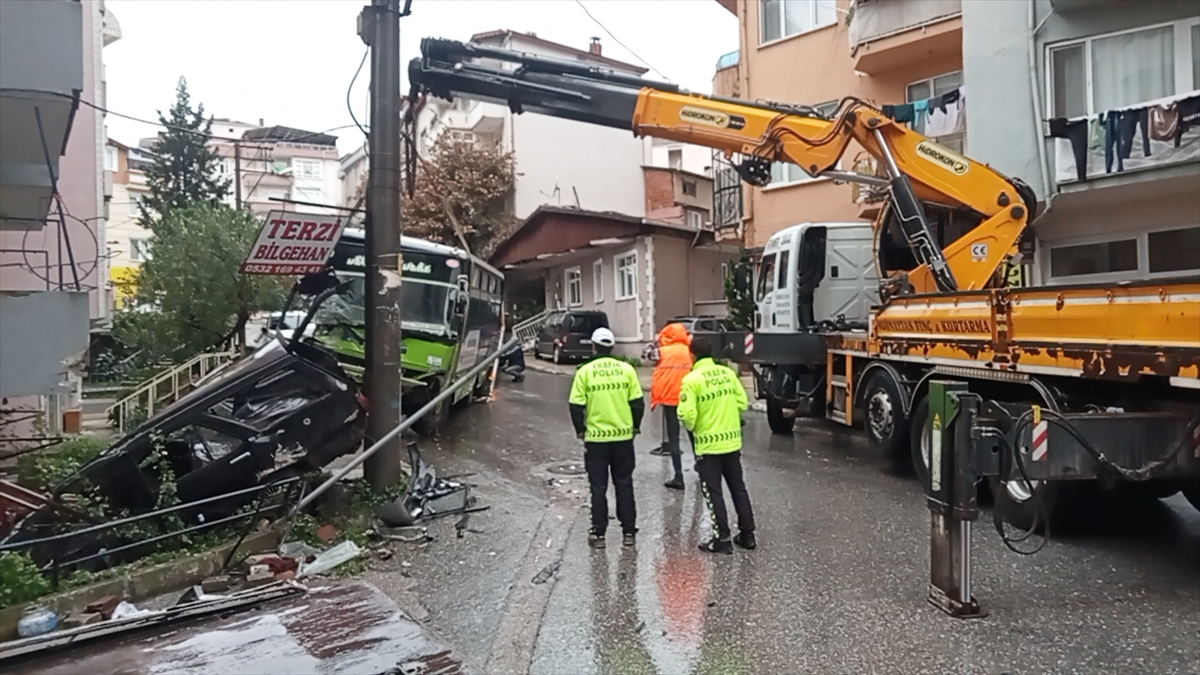 Gölcük'te freni boşalan otobüs eve daldı - Resim : 1