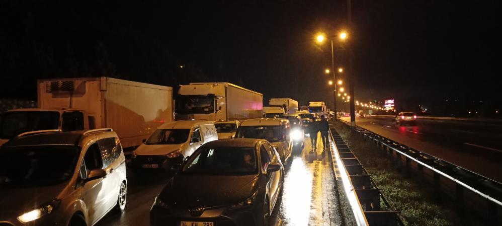 TEM'de kaza: İstanbul yönü trafiğe kapandı - Resim : 5