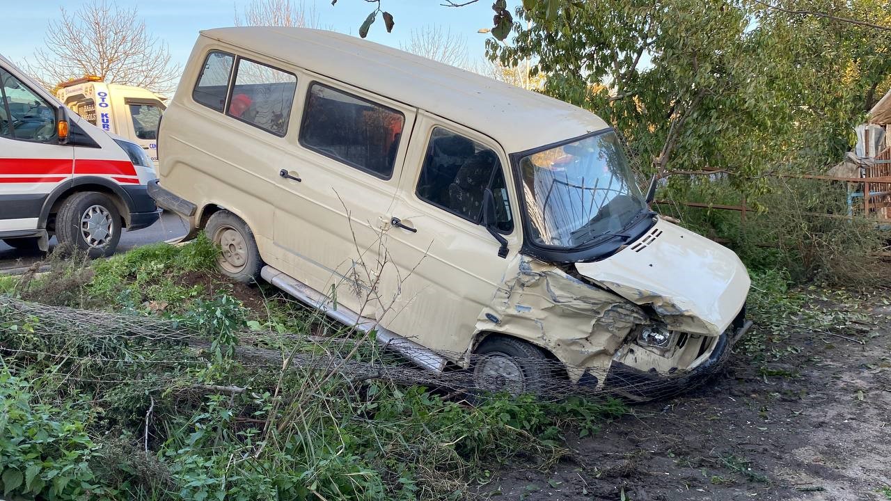 Kocaeli'de minibüs evin bahçesine girdi, 1 kişi yaralandı - Resim : 1