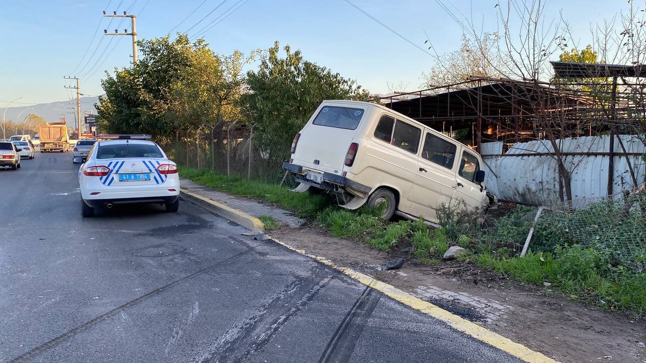 Kocaeli'de minibüs evin bahçesine girdi, 1 kişi yaralandı - Resim : 2