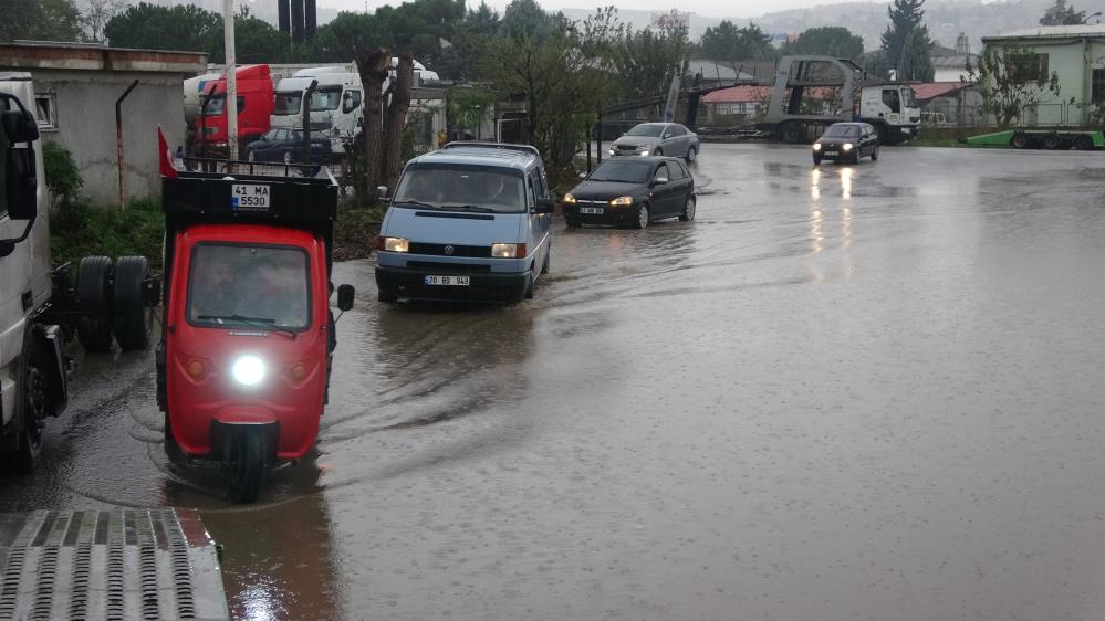 Kocaeli'de araçlar yüzdü, altgeçitler sulara teslim oldu - Resim : 2