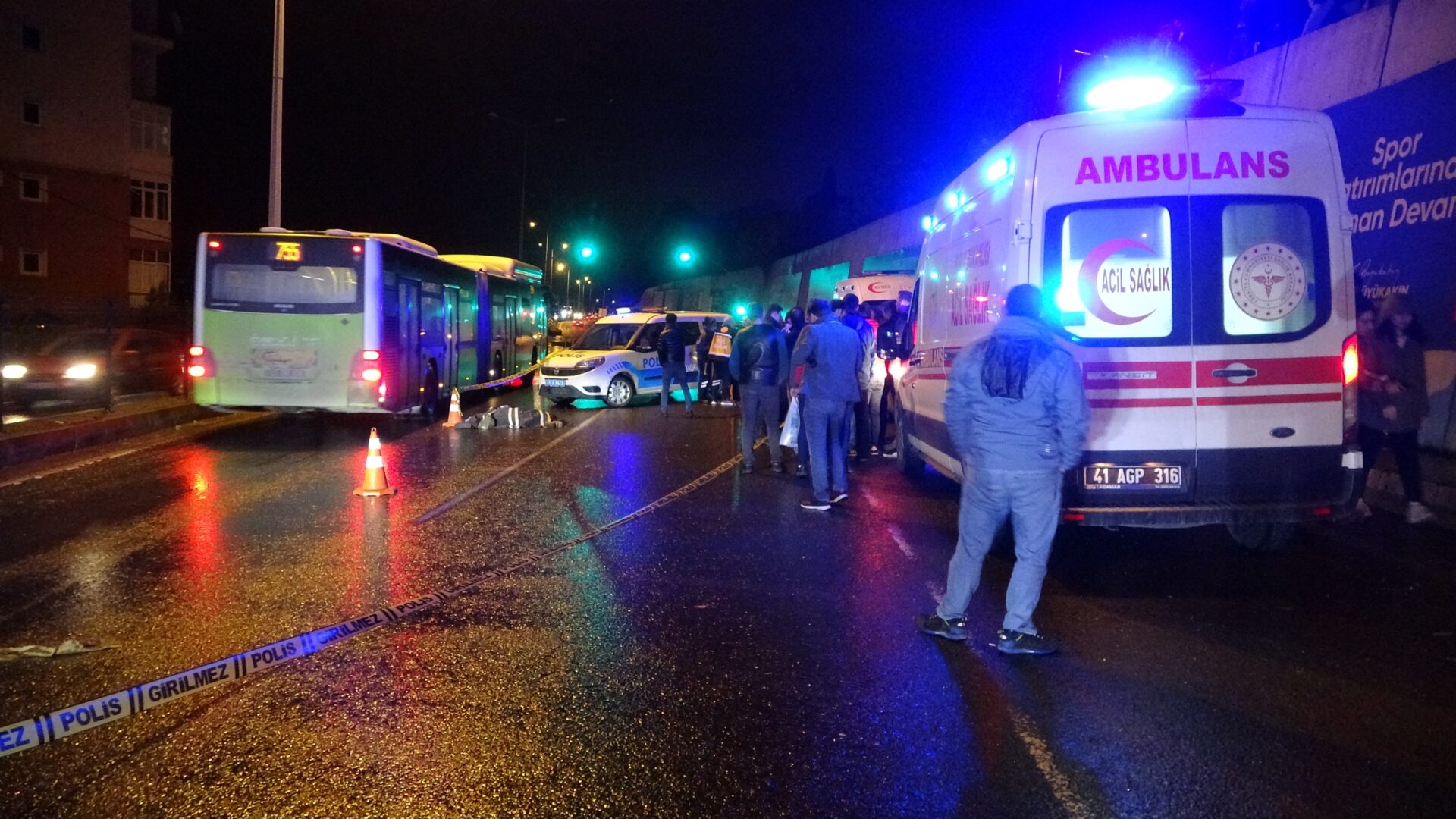 Otomobilin çarpıp tırın sürüklediği kız çocuğu öldü: Anne ve baba sinir krizi geçirdi - Resim : 2