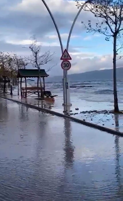 Kocaeli'yi lodos vurdu: Deniz taştı, çatılar uçtu, sahil kesimi suyla doldu - Resim : 10