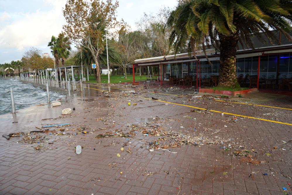 Kocaeli'yi lodos vurdu: Deniz taştı, çatılar uçtu, sahil kesimi suyla doldu - Resim : 4